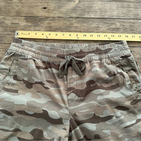NWT Caslon Size Medium Green Camo Camouflage Pull On Pants Stretch Spring New - Picture 7 of 7